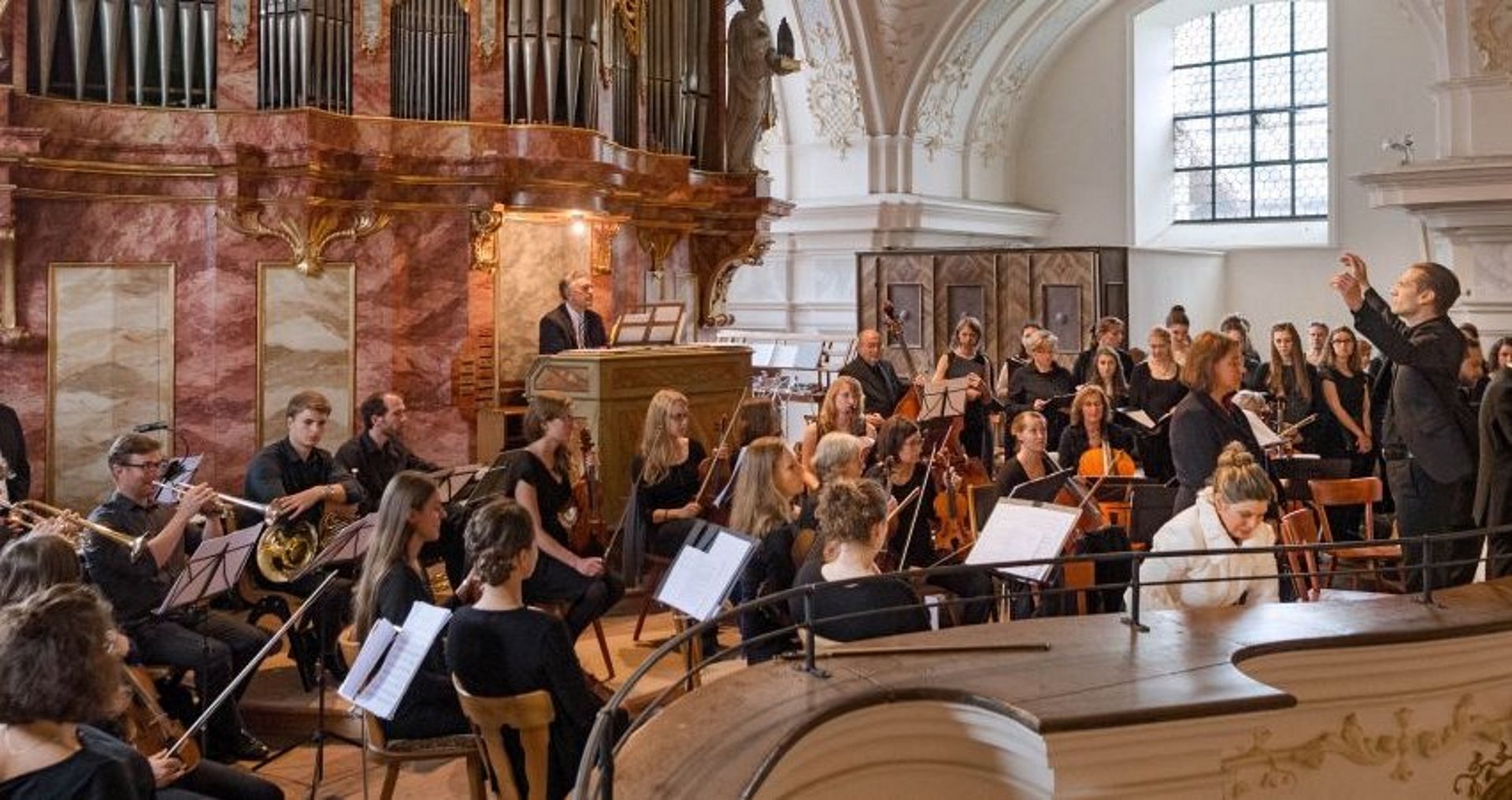 Konzert des Kammerorchesters der TUM Das Kammerorchester der Universität in der barocken Klosterkirche des Akademiezentrums der TUM in Raitenhaslach.
